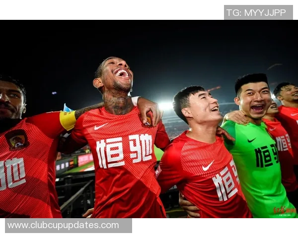 恒大与上港激战正酣精彩瞬间回顾与赛场氛围分享